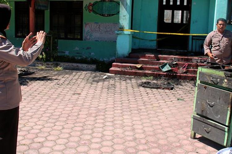 Polisi sedang melakukan olah tempat kejadian perkara pasca-kebakaran asrama lantai satu putra yang ditempati siswa Madrasah Tsanasiyah Nurul Huda di Meulaboh, Jumat (10/2/17).