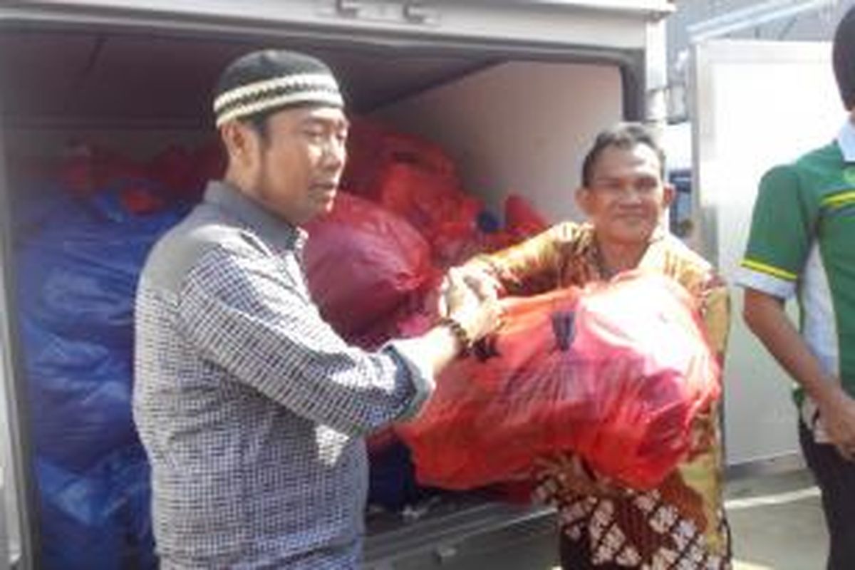 Wakil Ketua DPRD DKI Abraham Lunggana memberi bantuan kepada korban kebakaran di Tanah Abang, Senin (9/3/2015).