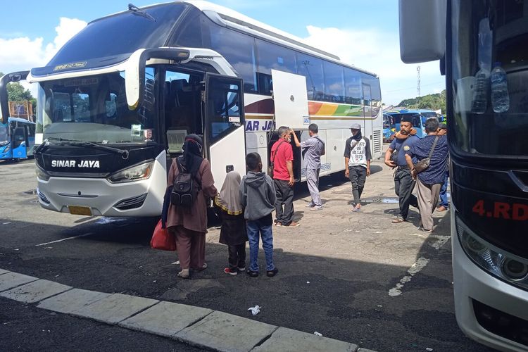 Penumpang bus Sinar Jaya tujuan Pulau Jawa mulai memadati Terminal Rajabasa, Bandar Lampung, Minggu (24/4/2022). Sebanyak 1.219 pemudik dari Pulau Jawa tiba di terminal utama itu sejak tiga hari terakhir.