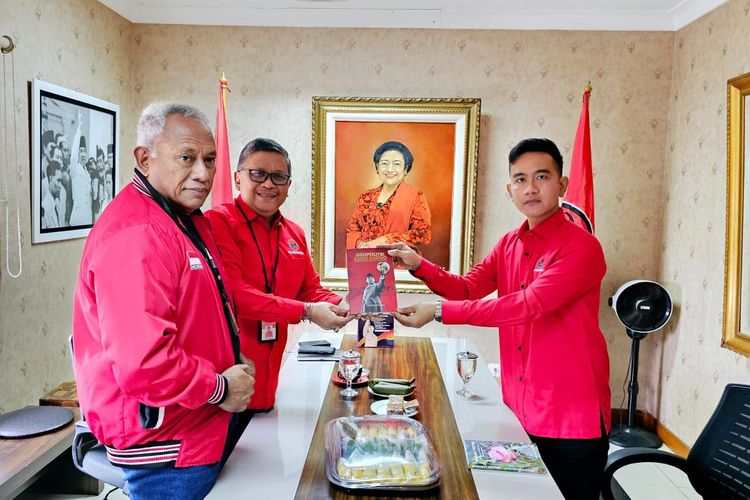 Sekjen PDI-P Hasto Kristiyanto didampingi Ketua Bidang Kehormatan PDI-P Komarudin Watubun, menyerahkan dua buku kepada Walikota Solo, Gibran Rakabuming Raka di Kantor DPP PDI-P, Jakarta, Senin (22/5/2023).