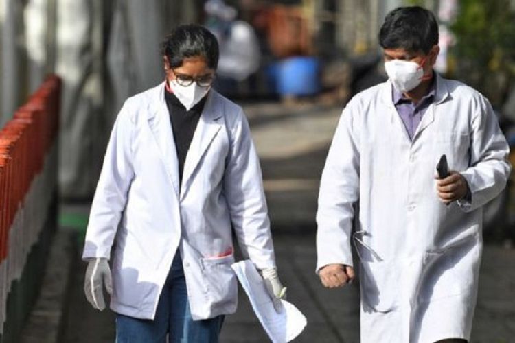 Ilustrasi dua dokter di India tengah berjalan. Tenaga medis di India mengungkapkan diskriminasi yang mereka terima dalam bertugas di tengah wabah virus corona.