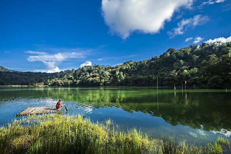 Ketika wisatawan tiba di kawasan Danau Lino akan disambut aroma belerang pekat. Konon bau ini muncul akibat sisa letusan Gunung Mahawu ratusan tahun silam.
