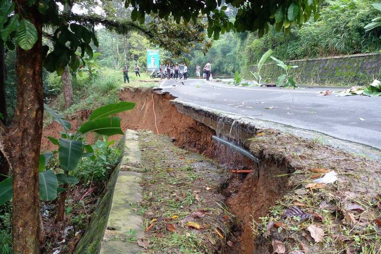 Ruas Jalan Nasional Rangkasbitung-Bogor longsor sehingga tidak bisa dilalui kendaraan roda empat, Kamis (2/5/2024).