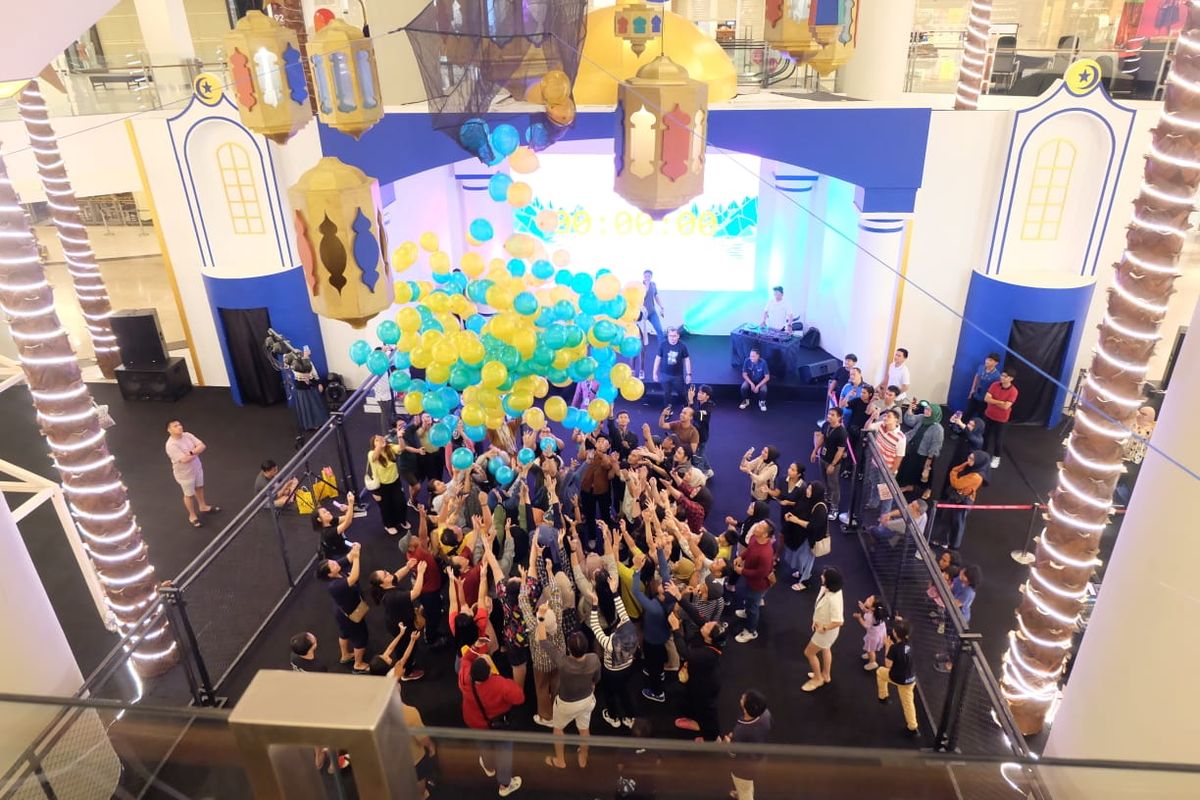 Antusiasme pegunjung pada Balloon Drop Ramadhan Shopping Marathon 30 Maret 2024 di e-Walk, Balikpapan, Kalimantan Timur