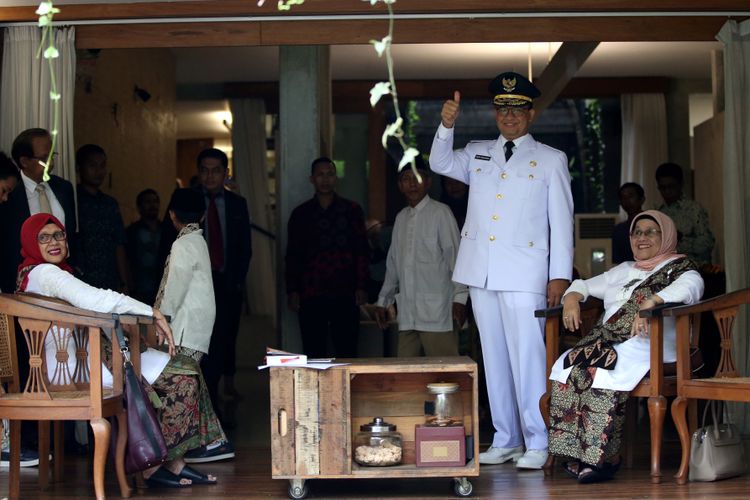 Gubernur DKI Jakarta terpilih, Anies Baswedan bersama kerabat bersiap-siap untuk menghadiri pelantikan  Gubernur DKI Jakarta saat terlihat di kediamannya di Lebak Bulus, Jakarta Selatan, Senin (16/10/2017). Pasangan Anies Baswedan -  Sandiaga Uno akan mempimpin DKI Jakarta periode 2017 - 2022. KOMPAS IMAGES/KRISTIANTO PURNOMO