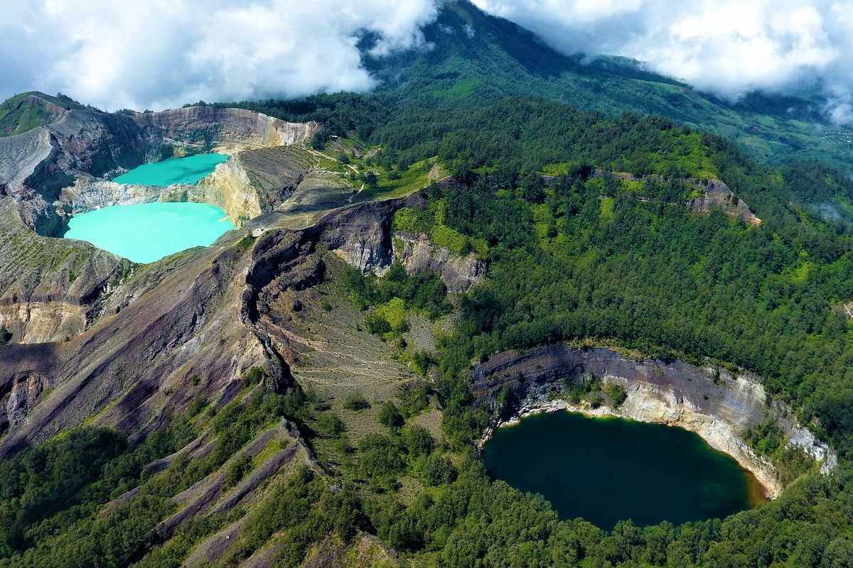 Danau Kelimutu atau Danau Tiga Warna di Taman Nasional Kelimutu.