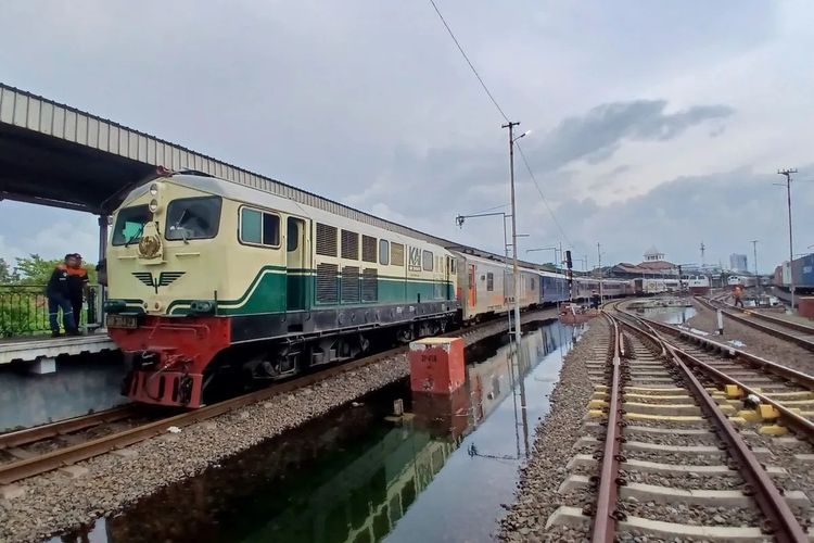 Lokomotif Diesel Hidrolik disiapkan di Stasiun Semarang Tawang, Selasa (28/10/2025).