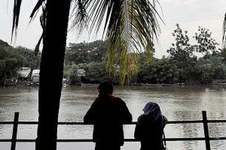 Warga menikmati sore di tepi Sungai Cisadane, Kota Tangerang, Kamis (17/3/2016). Kawasan pinggir Cisadane mulai berkembang menjadi tempat untuk bersantai dengan bermunculannya sejumlah kafe dan tempat makan baru.