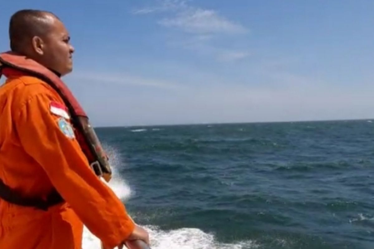 Tim SAR melakukan penyisiran di laut untuk mencari korban speed boat tenggelam di Kabupaten Bengkalis, Riau, Sabtu (15/1/2022).
