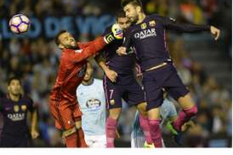 Bek Barcelona, Gerard Pique (kanan), menyundul bola untuk mencetak gol ke gawang Celta Vigo pada pertandingan La Liga di Stadion Balaidos, Vigo, Minggu (2/10/2016). Barca kalah 3-4.