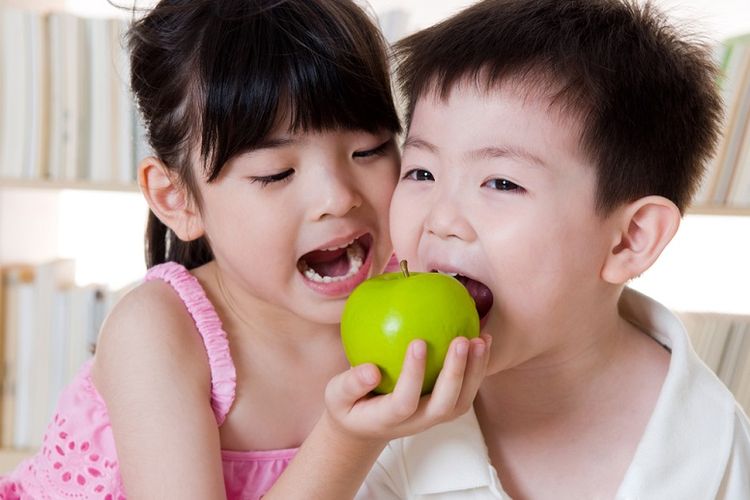 Ilustrasi anak memakan buah-buahan