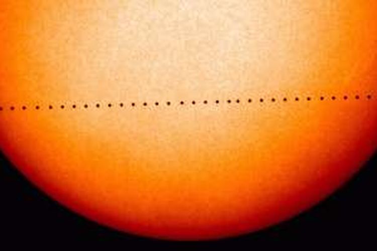 Time-lapse transit Merkurius diabadikan oleh satelit SOHO (Solar and Heliospheric Observatory)  milik Badan Penerbangan dan Antariksa Amerika Serikat (NASA) pada 8 November 2006. 