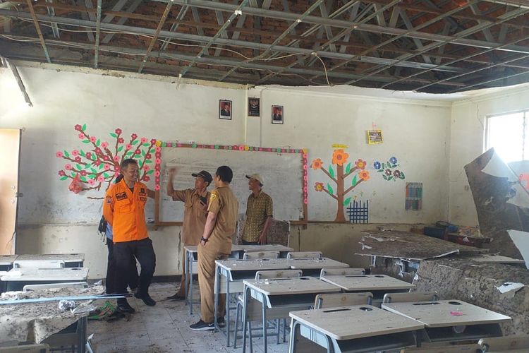 Tim BPBD melalukan assesment atap plafon yang ambruk di SDN 1 Pangradin, Kecamatan Jasinga, Kabupaten Bogor, Minggu (30/11/2025). Dok BPBD 