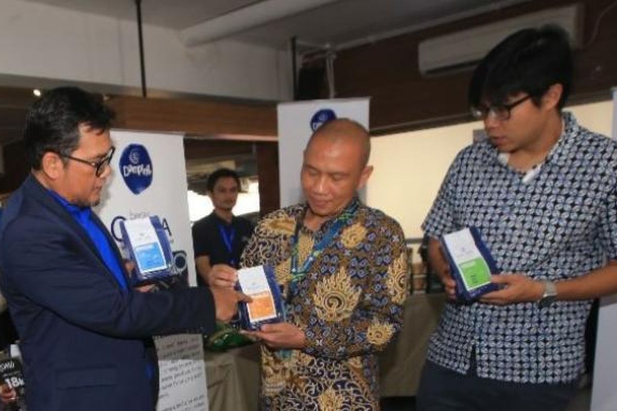 Kepala Bidang Pengembangan Informasi Usaha Kementerian Koperasi dan UKM RI, M. Fatihi (tengah) bersama Karyanto Wibowo, Direktur Sustainable Development Danone Indonesia (kiri) dan CEO Entrepreneur Solutions SIRCLO, Ferry Tenka usai menghadiri sesi pelatihan dan pendampingan bagi UMKM bertema Membangun UMKM Masa Depan di MULA by Galeria Jakarta, Jakarta belum lama ini. 