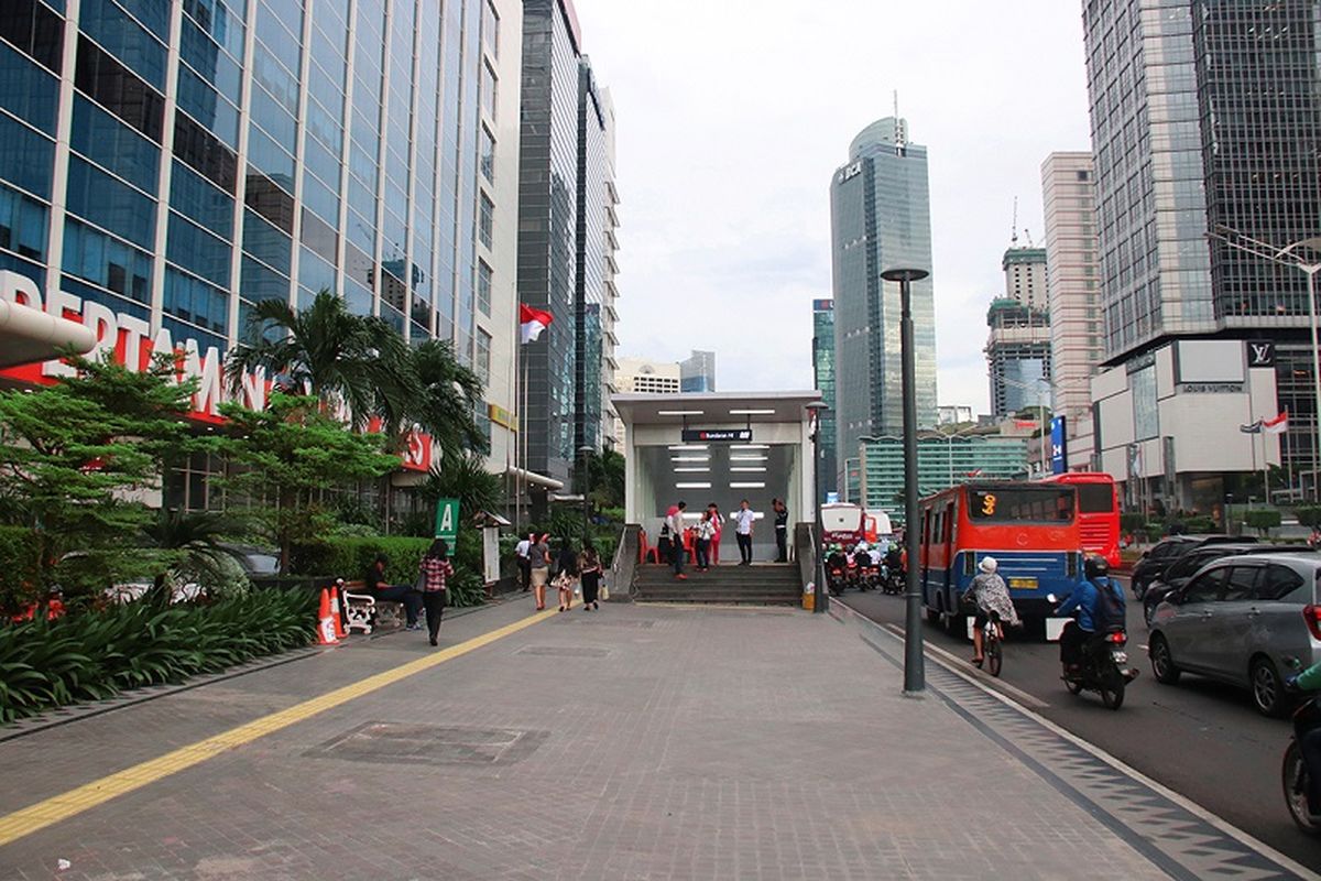 Penataan kawasan stasiun: Pemprov DKI Jakarta mendukung moda transportasi publik dengan memberikan ruang dan menata kawasan stasiun agar semakin aman dan nyaman. 