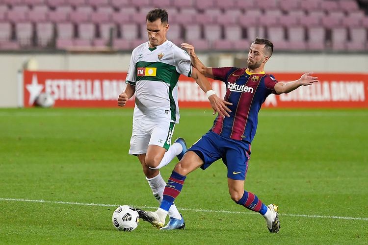 Pemain anyar Barcelona, Miralem Pjanic, saat melakoni debut pada Trofeo Joan Gamper kontra Elche, Minggu (20/9/2020) dini hari WIB.