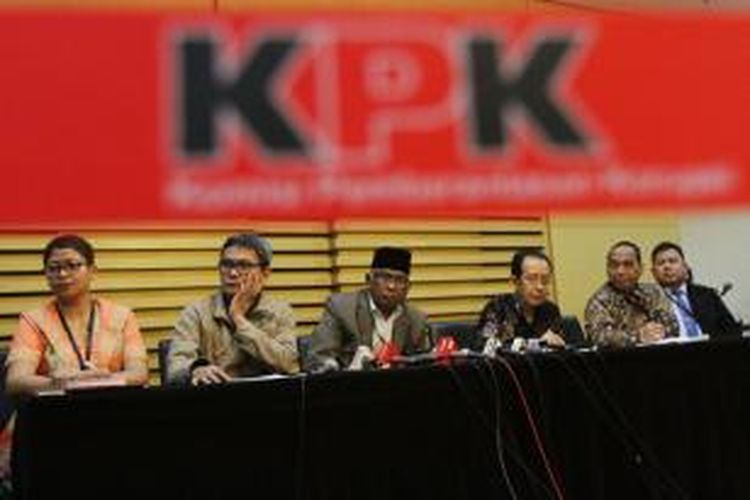 Plt Pimpinan KPK Johan Budi (dua kiri), Plt Ketua KPK Taufiequrachman Ruki (tengah), Pimpinan KPK Zulkarnain (dua kanan), dan Plt Pimpinan KPK Indriyanto Seno Adji (kanan), memberikan keterangan kepada wartawan terkait rancangan revisi UU KPK, di kantor KPK, Jakarta Selatan, Rabu (7/10/2015). KPK menolak rancangan revisi UU KPK yang diusulkan DPR karena terdapat sejumlah pasal yang melemahkan KPK.