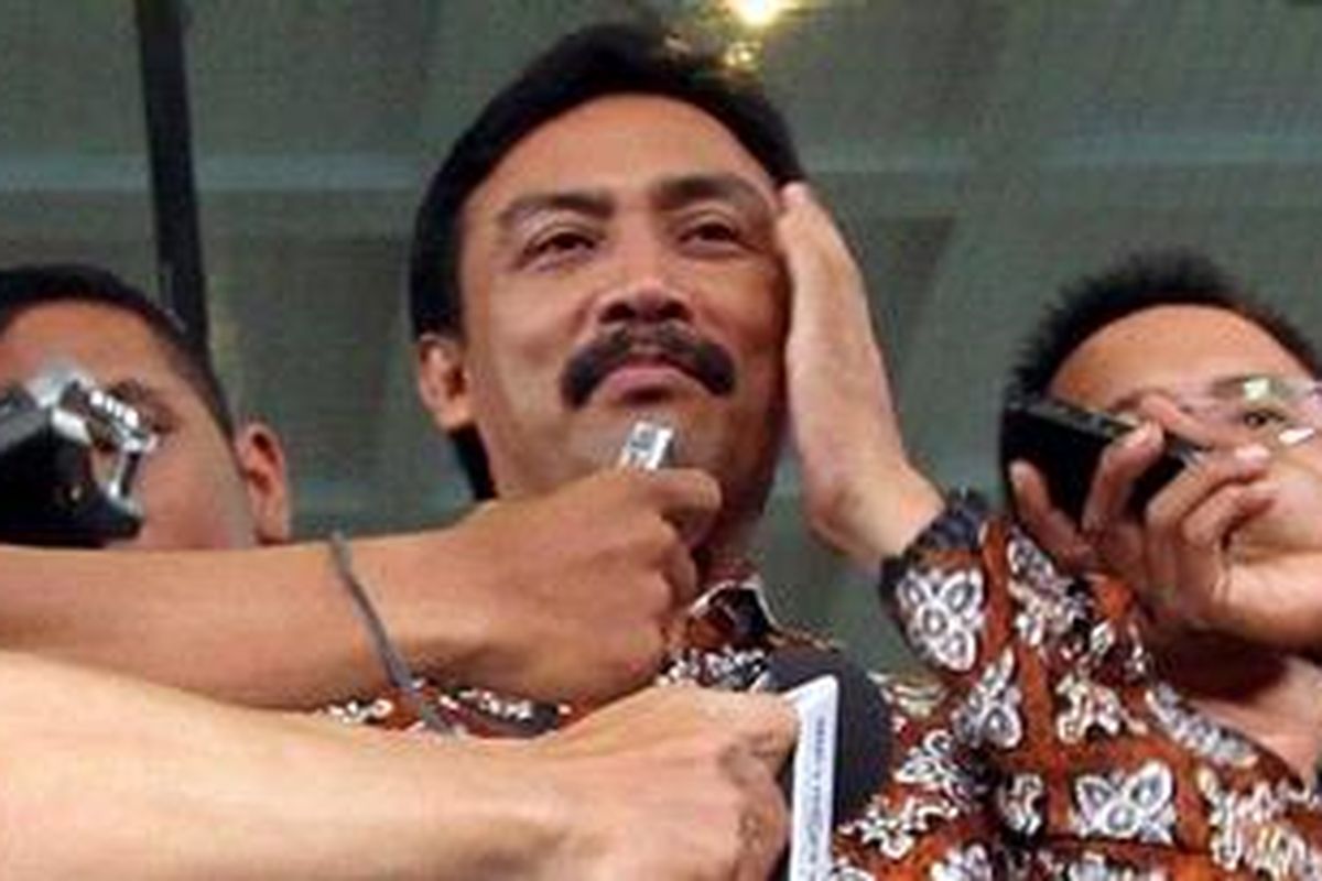 Mantan Menpora Andi Mallarangeng usai hari ini diperiksa oleh Komisi Pemberantasan Korupsi selama 8 jam, di Kantor KPK, Jakarta, Jumat (11/1/2013). Andi diperiksa sebagai saksi bagi tersangka Dedi Kusdinar, dalam kasus dugaan korupsi proyek Hambalang. TRIBUNNEWS/DANY PERMANA