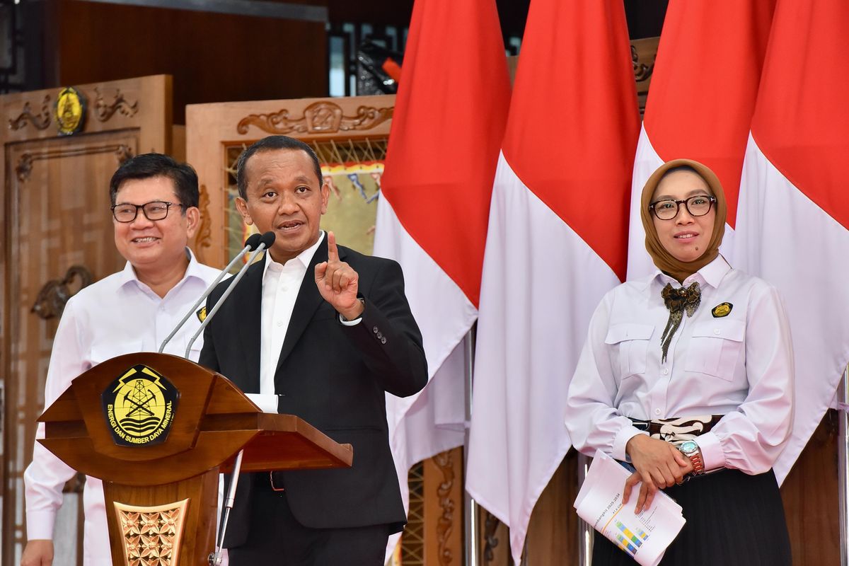 Menteri Energi dan Sumber Daya Mineral (ESDM) Bahlil Lahadalia saat konferensi pers terkait RUPTL PLN 2025-2034 di Kementerian ESDM, Jakarta, Senin (26/5/2025). 