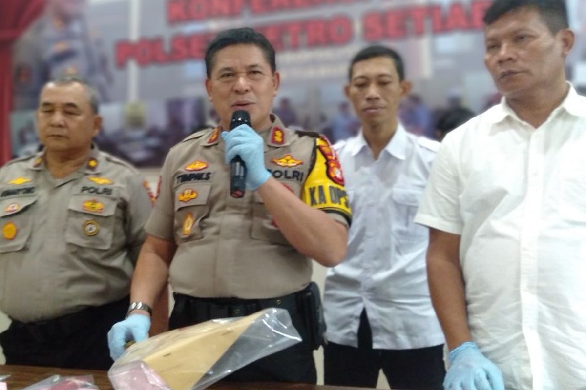 Ajun Komisaris Besar Tumpak Simangunsong (pegang mik)  bersama Kanit Reskrim Polsek Setiabudi Kompol Tri Suryawan (paling kanan) di Polsek Metro Setiabudi, Senin (20/5/2019), saat merilis kasus penusukan di Setiabudi. 