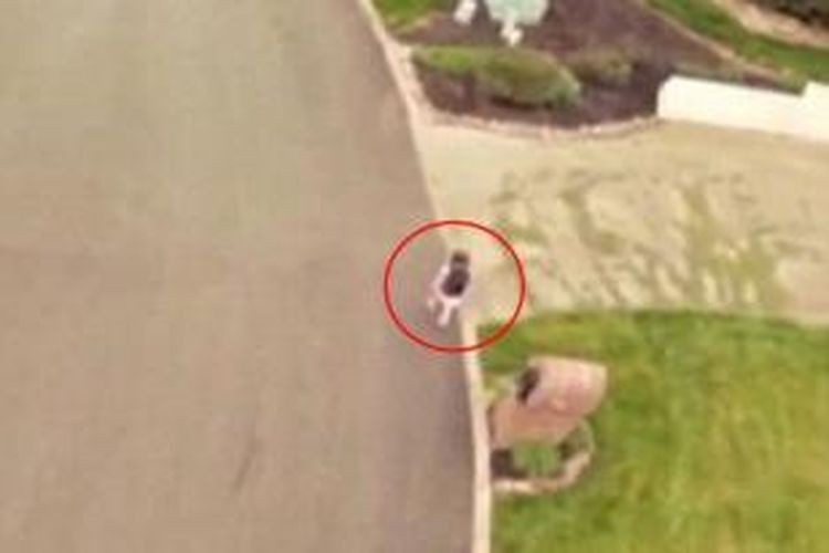 Seorang pria AS yang khawatir dengan keselamatan putri kecilnya menggunakan drone untuk mengawasi sang putri dalam perjalanan dari rumah menuju ke sekolah.