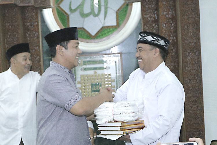 Wali Kota Semarang Hendrar Prihadi menyerahkan simbolis bantuan kepada Takmir Masjid Al Iman di Kecamatan Temabalang, Semarang, Kamis (16/5/2019).