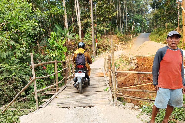 Warga Harjosari Pekalongan Harus Tunggu hingga 2027 untuk Pembangunan Jembatan Ambrol
