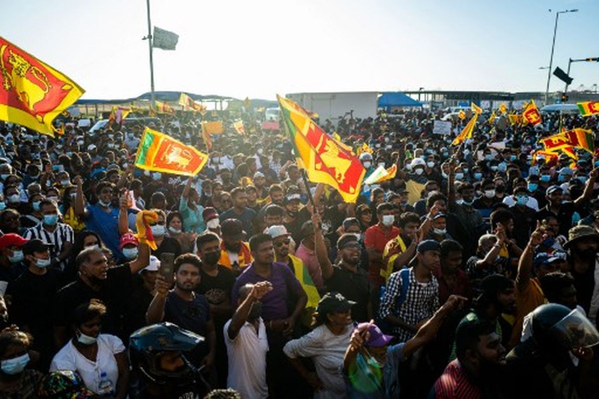 Orang-orang meneriakkan slogan-slogan selama demonstrasi anti-pemerintah yang sedang berlangsung di luar kantor presiden di Kolombo pada 15 April 2022, menuntut pengunduran diri Presiden Gotabaya Rajapaksa atas krisis ekonomi yang melumpuhkan negara itu. 