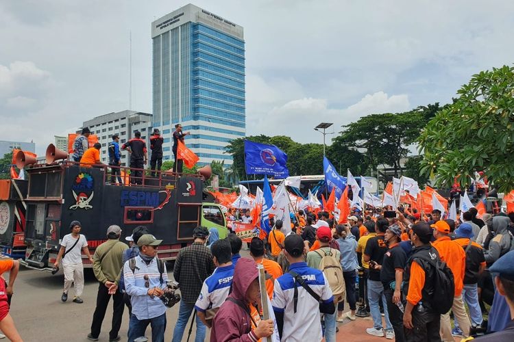 Massa aksi dari Partai Buruh mulai memenuhi depan Gedung DPR RI, Senayan, Jakarta, Senin (6/2/2023). 