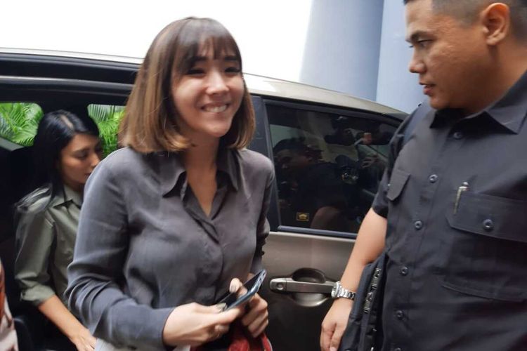 Gisel dan Tyas Mirasih datangi Polda Jatim untuk diperiksa sebagai saksi kasus Carding, Jumat (6/3/2020).