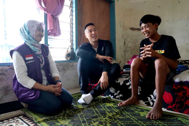 Pemain Persik Kediri Arthur Irawan dan perwakilan Ikatan Psikolog Olahraga berbincang dengan salah satu korban selamat Tragedi Stadion Kanjuruhan di rumahnya, Rabu (12/10/2022) sore.