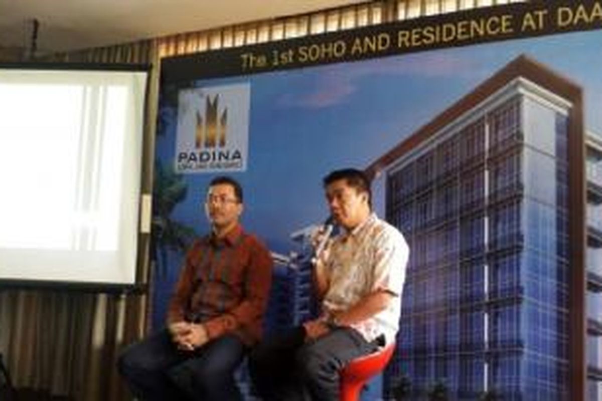 Direktur Patra Bangun Properti, Mohammad Asryad Lubis (kiri), mengklaim Padina SOHO & Residence sebagai properti strategis dan SOHO perdana di Jl Raya Daan Mogot. Properti ini diluncurkan pada Jumat (11/9/2015).