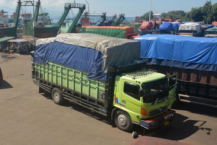 Sejumlah truk barang antre di Pelabuhan Landing Craft Machine (LCM) Ketapang, Banyuwangi, Jawa Timur, Kamis (9/4). Ribuan truk barang antre di Pelabuhan LCM Ketapang akibat mogok massal kapal angkutan barang atau Landing Craft Tank (LCT) dilarang oleh Dirjen Perhubungan Darat untuk angkutan penyebarangan. ANTARA FOTO/Seno/Rei/nz/15.