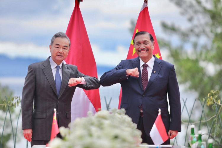 Menteri Koordinator bidang Kemaritiman dan Investasi Luhut Binsar Pandjaitan salam covid dengan Menteri Luar Negeri China Wang Yi di Parapat, Sumatera, Selasa (12/1/2021).