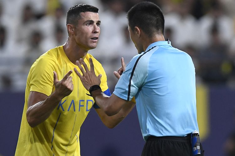 Penyerang Al Nassr asal Portugal Cristiano Ronaldo berdebat dengan wasit pada pertandingan playoff Liga Champions antara Al-Nassr vs Shabab Al-Ahli dari UEA di Stadion Universitas King Saud di Riyadh pada 22 Agustus 2023. (Foto oleh Yazid al- Duwihi / AFP)