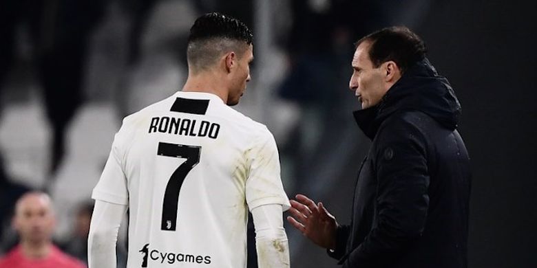 Massimiliano Allegri sedang berbicara dengan Cristiano Ronaldo pada laga Juventus vs Parma dalam pekan ke-22 Liga Italia di Stadion Juventus, Sabtu (2/2/2019) atau Minggu dini hari WIB.