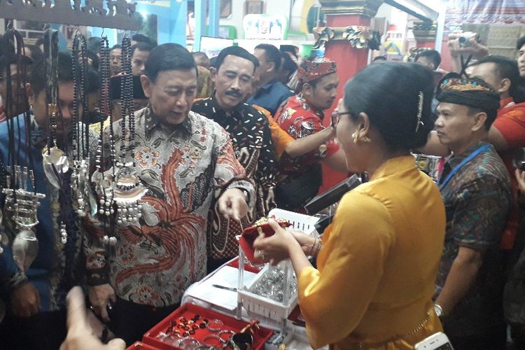 Menko Polhukam Wiranto mengunjungi salah satu booth usai membuka acara Apkasi Otonomi Expo 2019 di JCC, Rabu (3/7/2019).