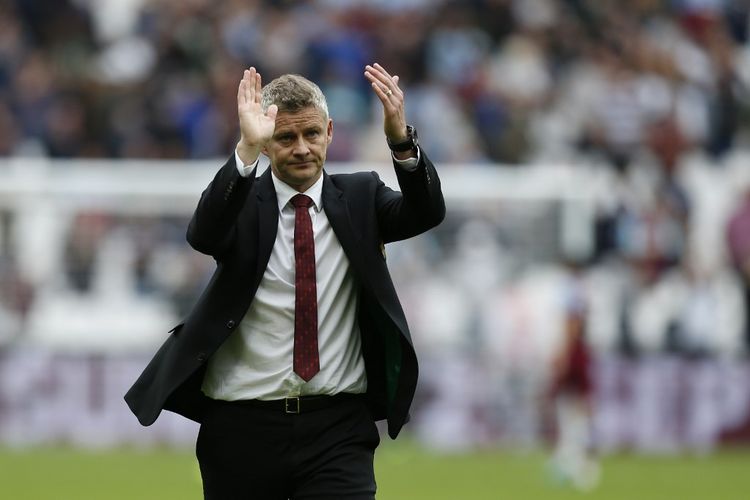 Manchester Uniteds Norwegian manager Ole Gunnar Solskjaer gestures to fan at the final whistle during the English Premier League football match between West Ham United and Manchester United at The London Stadium, in east London on September 22, 2019. (Photo by Ian KINGTON / AFP) / RESTRICTED TO EDITORIAL USE. No use with unauthorized audio, video, data, fixture lists, club/league logos or live services. Online in-match use limited to 120 images. An additional 40 images may be used in extra time. No video emulation. Social media in-match use limited to 120 images. An additional 40 images may be used in extra time. No use in betting publications, games or single club/league/player publications. / 