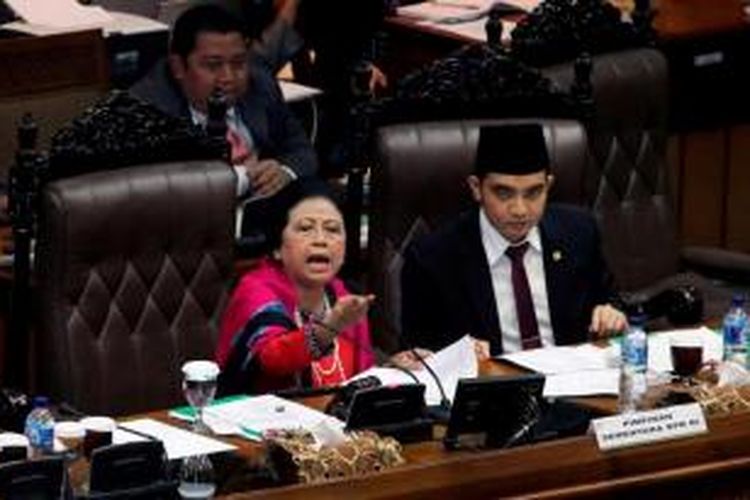 Pimpinan sementara DPR RI Popong Otje Djunjunan (kiri) bersama Ade Rizky Pratama memimpin sidang paripurna pemilihan pimpinan DPR 2014-2019 di Gedung Parlemen, Senayan, Jakarta, Kamis (2/10/2014).