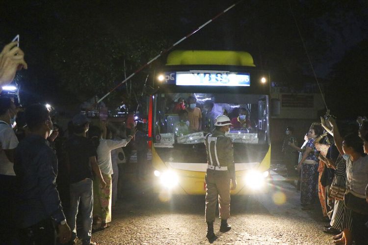 Pemerintah Myanmar mulai membebaskan sekitar 2.300 tahanan pada Rabu (30/6/2021), termasuk aktivis yang ditahan karena memprotes perebutan kekuasaan oleh militer pada bulan Februari dan wartawan yang melaporkan protes.