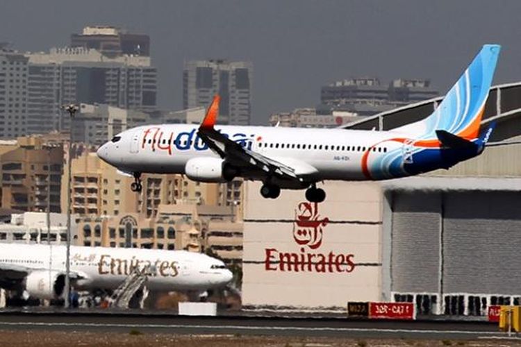 Sebuah pesawat milik maskapai penerbangan murah flydubai tengah bersiap mendarat di bandara internasional Dubai. Bandara ini kini menjadi yang terbaik di dunia menggeser bandara Heathrow, London.