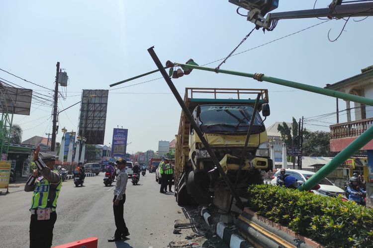 Truk Hantam Trotoar di Demak Hingga Tiang Roboh, Sopir dan Pak Ogah Dilarikan ke RS
