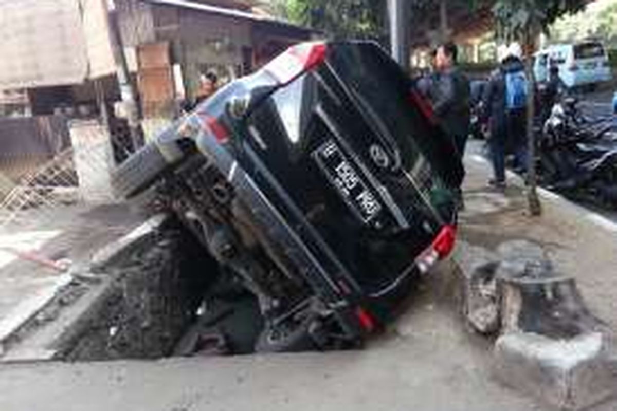 Toyota Avanza dengan nomor polisi B 1506 PRU mengalami kecelakaan tunggal di Jalan Jenderal Ahmad Yani, Jakarta Timur, Kamis (14/4/2016).