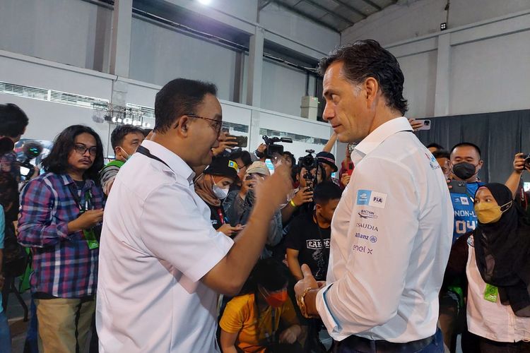 Gubernur DKI Jakarta Anies Baswedan saat berbincang dengan Chief Championship Officer sekaligus Co-Founder Formula E Alberto Longo di Media Center Formula E Jakarta 2022, Sabtu (4/6/2022). 