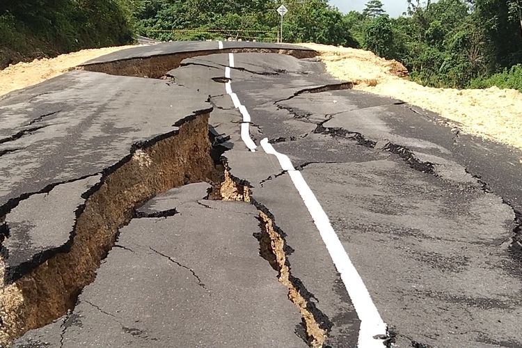 Akses jalan lingkar yang menghubungkan Sorawolio dan Waborobo di Kota Baubau, Sulawesi Tenggara, terputus akibat longsor yang terjadi, Rabu (10/5/2023).Longsor tersebut membuat tanah di jalan tersebut amblas sekitar 10 meter.