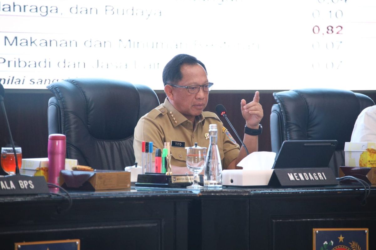 Menteri Dalam Negeri (Mendagri) Muhammad Tito Karnavian dalam Rapat Koordinasi Pengendalian Inflasi Daerah yang berlangsung secara hybrid dari Gedung Sasana Bhakti Praja (SBP), Kantor Pusat Kementerian Dalam Negeri (Kemendagri), Senin (11/8/2025).