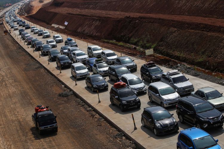 Kendaraan pemudik melintasi di ruas tol fungsional Batang-Semarang, Jawa Tengah, Selasa (12/6/2018). Kenaikan volume kendaraan mengakibatkan antrean sepanjang 1 kilometer jelang exit toll Grinsing dan adanya pembangunan Jembatan Kalikuto dan dijadwalkan baru akan selesai pada H-2 lebaran.