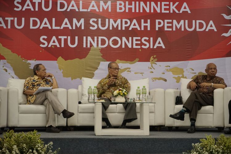 Tokoh Muhammadiyah Buya Syafii Maarif (tengah) dan Profesor Azyumardi Azra saat menjadi pembicara diskusi bertajuk Satu Dalam Bhinneka, Satu Dalam Sumpah Pemuda, Satu Indonesia, di SMA Kolese Gonzaga, Jakarta Selatan, Sabtu (28/10/2017).
