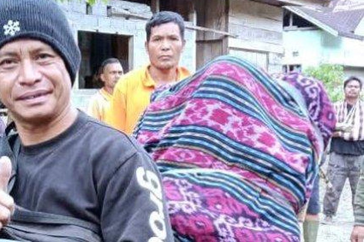 David Deka dalam video viral saat membonceng jenazah Aril Sharon Huma, (35) ASN penyuluh BKKBN menggunakan sepeda motor dari dataran tinggi Desa Palintuma, Kecamatan Pinembani, Kabupaten Donggala
