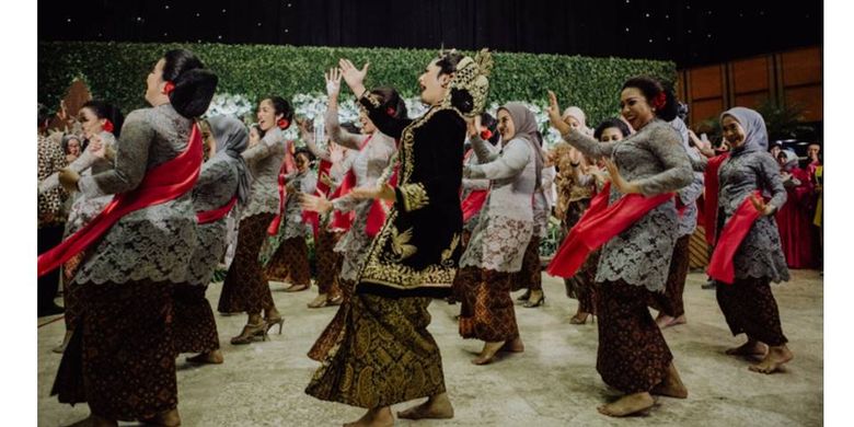 Oktiya Haniarti bersama bridesmaidnya tengah senam zumba di hari pernikahannya.